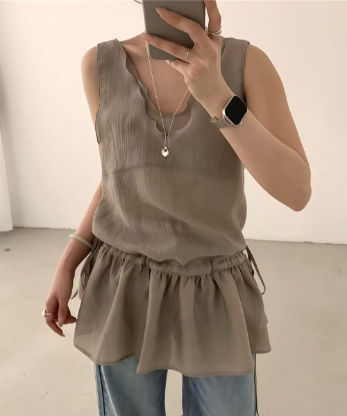 AMAJI(アマジ)の「Vネック ノースリーブ ウエスト切替 ギャザー フレアヘム トップス(Tシャツ/カットソー・レディース・カーキ/グレー・LARGE/MEDIUM/SMALL)」の3枚目の写真