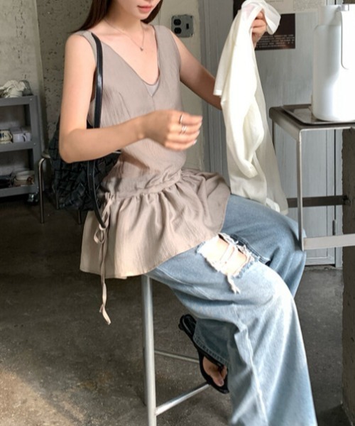 AMAJI(アマジ)の「Vネック ノースリーブ ウエスト切替 ギャザー フレアヘム トップス(Tシャツ/カットソー・レディース・カーキ/グレー・LARGE/MEDIUM/SMALL)」の4枚目の写真