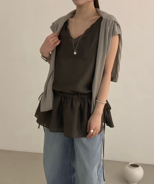 AMAJI(アマジ)の「Vネック ノースリーブ ウエスト切替 ギャザー フレアヘム トップス(Tシャツ/カットソー・レディース・カーキ/グレー・LARGE/MEDIUM/SMALL)」の7枚目の写真