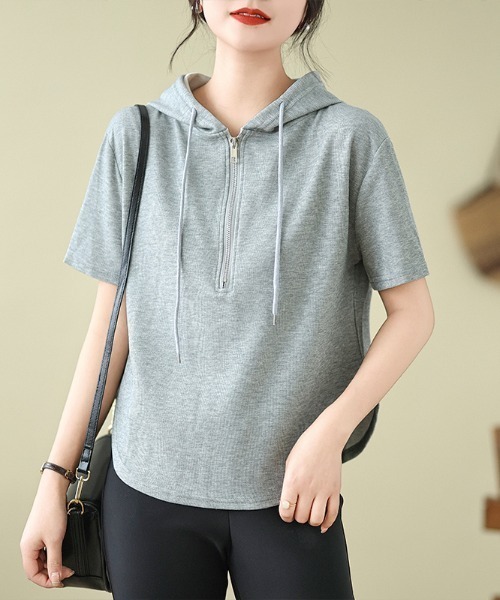 AMAJI（アマジ）の「フード付き半袖Tシャツ　ジップアップ　ハイウエスト丈（Tシャツ/カットソー・レディース・ブラック/グレー/ホワイト・MEDIUM/LARGE/X-LARGE）」の3枚目の写真