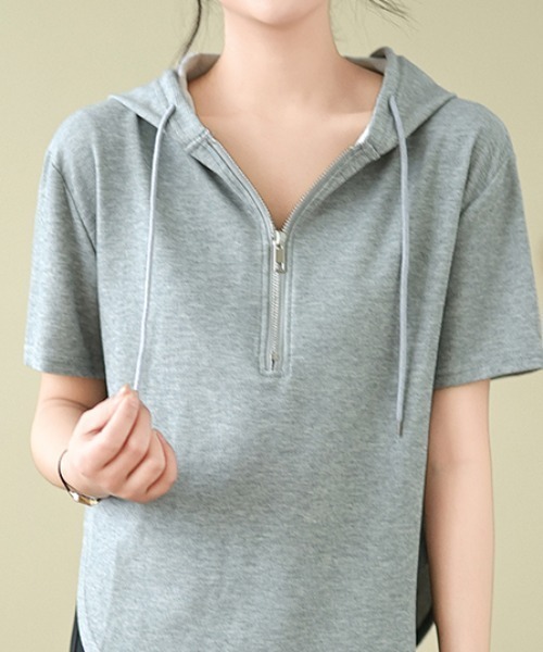 AMAJI（アマジ）の「フード付き半袖Tシャツ　ジップアップ　ハイウエスト丈（Tシャツ/カットソー・レディース・ブラック/グレー/ホワイト・MEDIUM/LARGE/X-LARGE）」の6枚目の写真