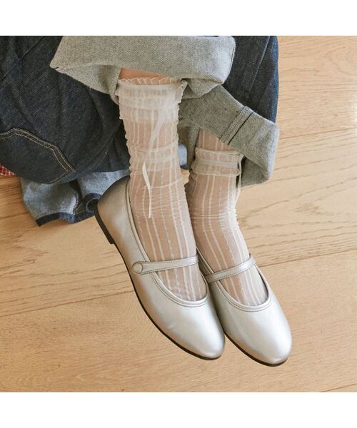 SPUR(シュプール)の「Odd メリージェーン フラットシューズ 1cm -VS7018 (5color)(バレエシューズ・レディース・ベージュ/シルバー/ブラック/アイボリー・22.5cm/23cm/23.5cm/24cm/24.5cm/25cm)」の4枚目の写真