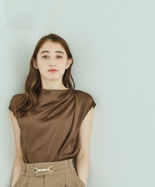 12Twelve Agenda(トゥエルブ アジェンダ)の「ヴィンテージサテンドレープネックフレンチスリーブブラウス(シャツ/ブラウス・レディース・ブラウン/オフホワイト/ブルー/ネイビー・M)」の15枚目の写真