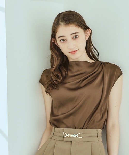 12Twelve Agenda(トゥエルブ アジェンダ)の「ヴィンテージサテンドレープネックフレンチスリーブブラウス(シャツ/ブラウス・レディース・ブラウン/オフホワイト/ブルー/ネイビー・M)」の14枚目の写真