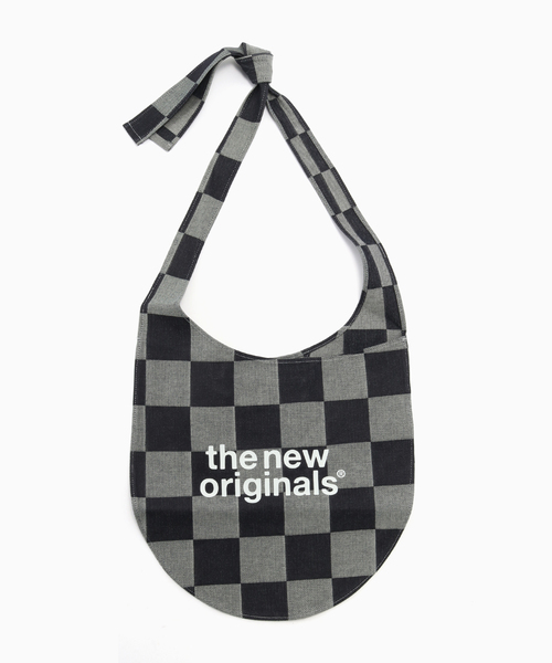 THE NEW ORIGINALS(ザ ニュー オリジナルズ)の「THE NEW ORIGINALS EMBLEM SLING BAG(ショルダーバッグ・メンズ・ネイビー・FREE)」の1枚目の写真