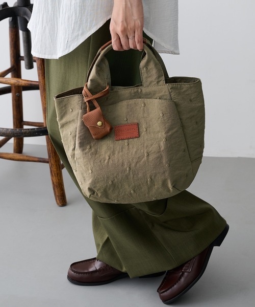 toleur(トーラ)の「【toleur】ミニドット刺繍トート 13039(トートバッグ・レディース・グレイッシュブルー/グレイッシュベージュ/カーキ/ブラック・FREE)」の1枚目の写真