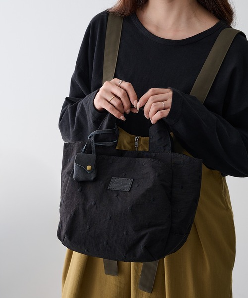 toleur(トーラ)の「【toleur】ミニドット刺繍トート 13039(トートバッグ・レディース・グレイッシュブルー/グレイッシュベージュ/カーキ/ブラック・FREE)」の2枚目の写真