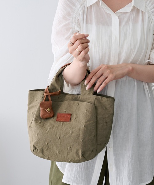 toleur(トーラ)の「【toleur】ミニドット刺繍トート 13039(トートバッグ・レディース・グレイッシュブルー/グレイッシュベージュ/カーキ/ブラック・FREE)」の6枚目の写真