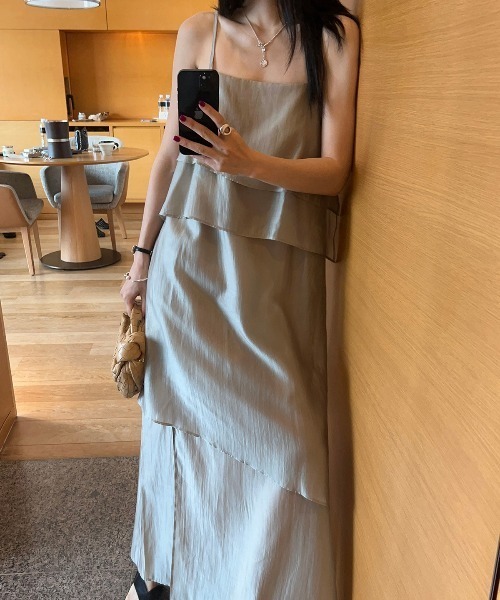 YUGA（ユーガ）の「YUGA_YGMC　　Korean-style  Asymmetrical layered chiffon dress（ドレス・レディース・ブラック/ライトグレー・FREE）」の2枚目の写真