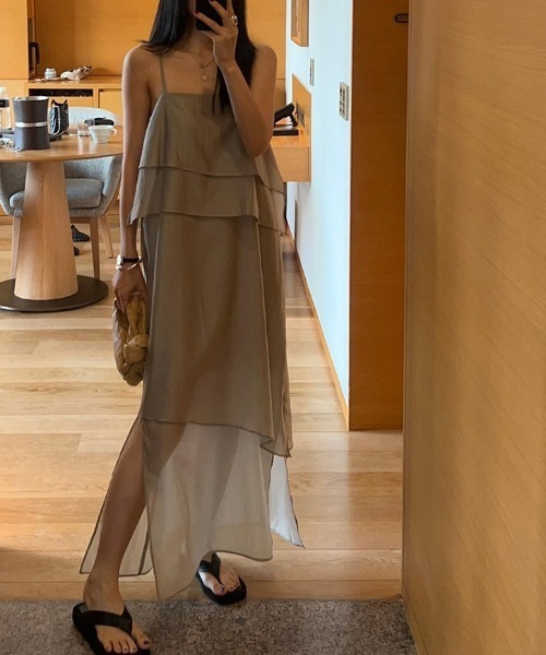 YUGA（ユーガ）の「YUGA_YGMC　　Korean-style  Asymmetrical layered chiffon dress（ドレス・レディース・ブラック/ライトグレー・FREE）」の4枚目の写真