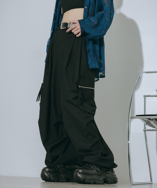 PAGEBOY(ページボーイ)の「ZIPタックカーゴパンツ【裾ドローコード付き】(カーゴパンツ・レディース・パープル/ブラック/チャコールグレー・FREE)」の1枚目の写真