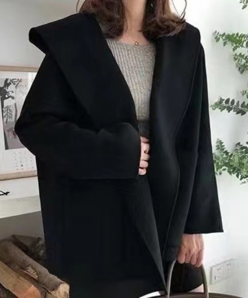 LUCPY(ラクピー)の「フーデッドミドル丈オーバーコート(その他アウター・レディース・ブラック/ホワイト・X-LARGE/LARGE/MEDIUM/SMALL)」の2枚目の写真