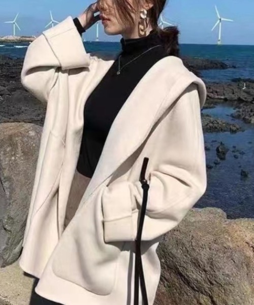 LUCPY(ラクピー)の「フーデッドミドル丈オーバーコート(その他アウター・レディース・ブラック/ホワイト・X-LARGE/LARGE/MEDIUM/SMALL)」の3枚目の写真