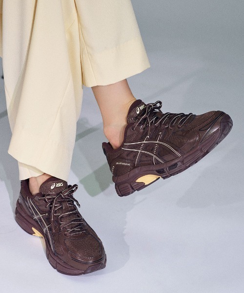 ASICS(アシックス)の「【ASICS for emmi】GEL-STRATUS MC(スニーカー・レディース・ブラウン・23.5/23/24/27/26.5/26/25.5/25/24.5/28/27.5)」の1枚目の写真