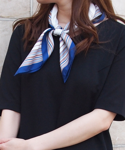 MK MICHEL KLEIN（エムケーミッシェルクラン）の「スクエアPTスカーフ（バンダナ/スカーフ・レディース・ブルー/グリーン・38）」の2枚目の写真