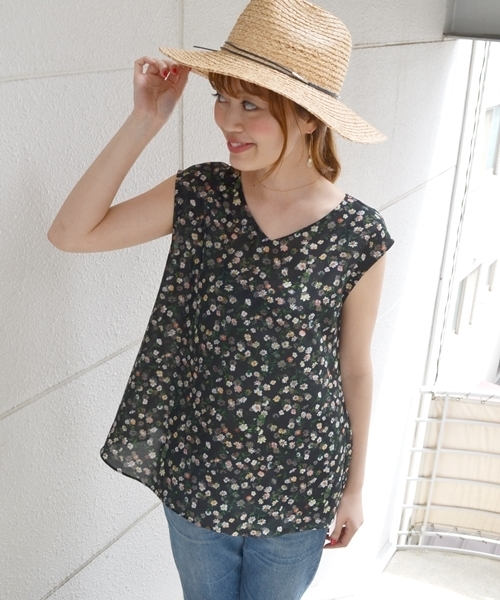 Khaju（カージュ）の「Khaju: フラワーVネックフレアブラウス（シャツ/ブラウス・レディース・ブラック/ライトブルー・ONE SIZE）」の2枚目の写真