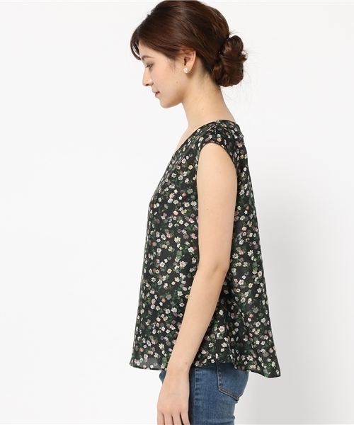 Khaju（カージュ）の「Khaju: フラワーVネックフレアブラウス（シャツ/ブラウス・レディース・ブラック/ライトブルー・ONE SIZE）」の4枚目の写真