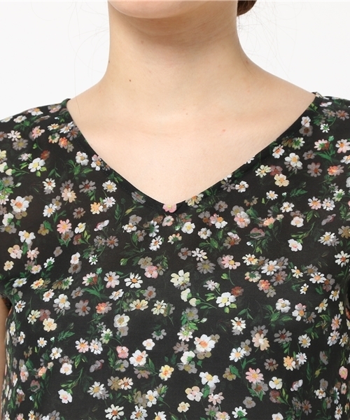 Khaju（カージュ）の「Khaju: フラワーVネックフレアブラウス（シャツ/ブラウス・レディース・ブラック/ライトブルー・ONE SIZE）」の6枚目の写真