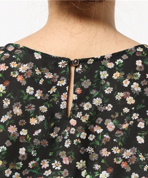 Khaju（カージュ）の「Khaju: フラワーVネックフレアブラウス（シャツ/ブラウス・レディース・ブラック/ライトブルー・ONE SIZE）」の7枚目の写真