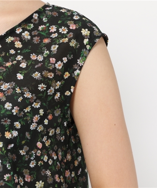 Khaju（カージュ）の「Khaju: フラワーVネックフレアブラウス（シャツ/ブラウス・レディース・ブラック/ライトブルー・ONE SIZE）」の8枚目の写真