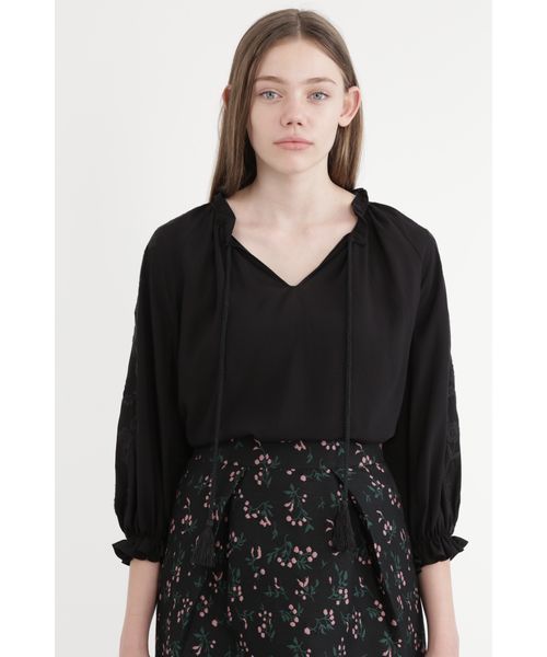 JILL STUART（ジルスチュアート）の「フラワーエンブロイダリーブラウス（シャツ/ブラウス・レディース・パープル/ブラック/イエロー・MEDIUM/SMALL）」の2枚目の写真