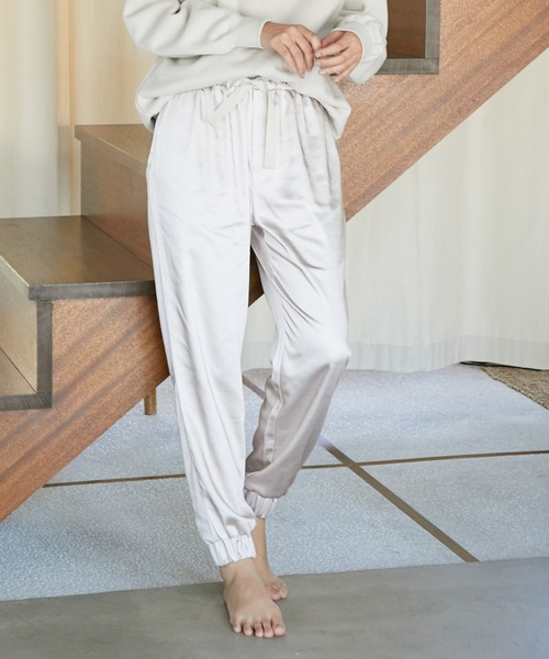 VIS(ビス)の「【ViSage】グロッシーサテンジョグパンツ(ルームウェア/パジャマ・レディース・ベージュ/ブルー系その他4/ピンク系その他2・FREE)」の2枚目の写真