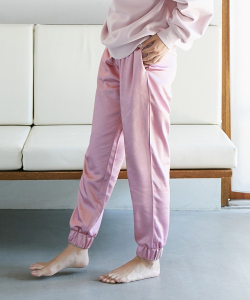VIS(ビス)の「【ViSage】グロッシーサテンジョグパンツ(ルームウェア/パジャマ・レディース・ベージュ/ブルー系その他4/ピンク系その他2・FREE)」の1枚目の写真