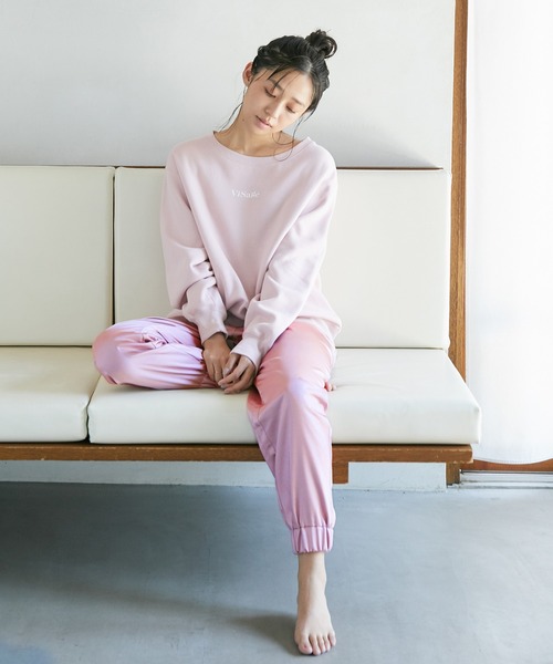 VIS(ビス)の「【ViSage】グロッシーサテンジョグパンツ(ルームウェア/パジャマ・レディース・ベージュ/ブルー系その他4/ピンク系その他2・FREE)」の5枚目の写真
