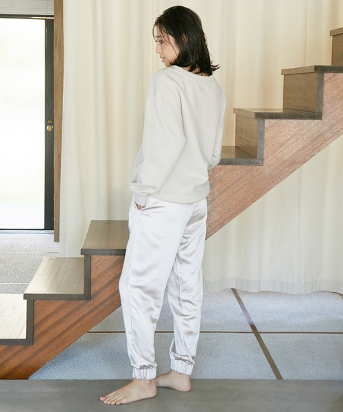 VIS(ビス)の「【ViSage】グロッシーサテンジョグパンツ(ルームウェア/パジャマ・レディース・ベージュ/ブルー系その他4/ピンク系その他2・FREE)」の7枚目の写真