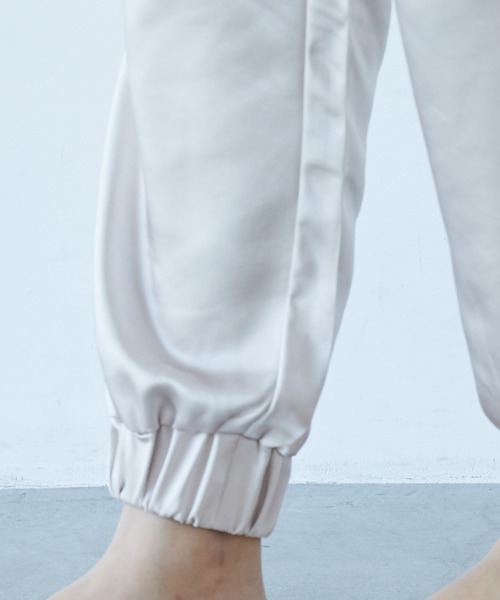 VIS(ビス)の「【ViSage】グロッシーサテンジョグパンツ(ルームウェア/パジャマ・レディース・ベージュ/ブルー系その他4/ピンク系その他2・FREE)」の17枚目の写真