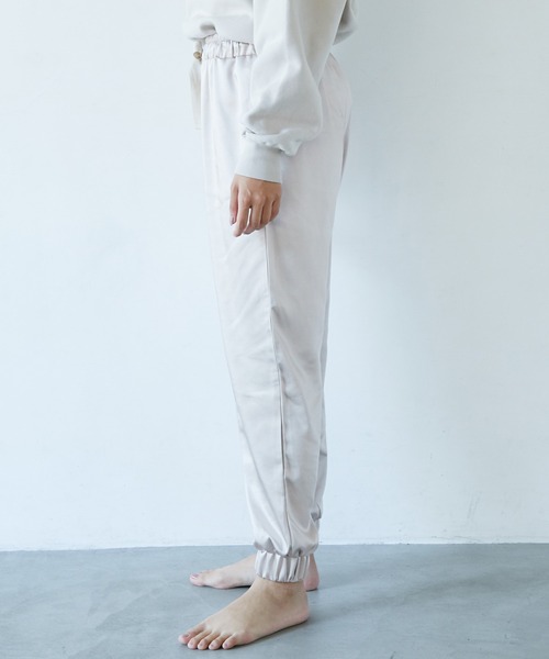 VIS(ビス)の「【ViSage】グロッシーサテンジョグパンツ(ルームウェア/パジャマ・レディース・ベージュ/ブルー系その他4/ピンク系その他2・FREE)」の18枚目の写真