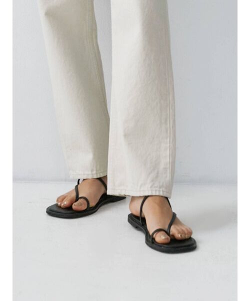 Ungrid（アングリッド）の「アシメフラットサンダル（サンダル・レディース・ブラック/オフホワイト・S/M/L）」の4枚目の写真