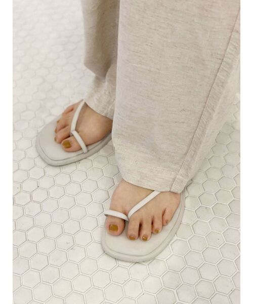 Ungrid（アングリッド）の「アシメフラットサンダル（サンダル・レディース・ブラック/オフホワイト・S/M/L）」の8枚目の写真