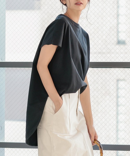 KOBE LETTUCE(コウベレタス)の「バックボタンオーバーサイズカットソートップス(Tシャツ/カットソー・レディース・オフホワイト/ベージュ/オリーブ/ブルー/ブラック/ブラウン/ブルー系・FREE)」の2枚目の写真
