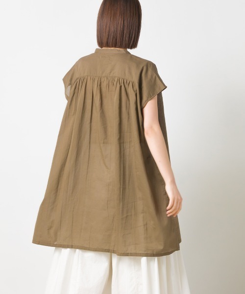 OMNES(オムネス)の「コットンボイル ギャザーチュニックブラウス(シャツ/ブラウス・レディース・ホワイト/ブラック/ブラウン/ラベンダー・FREE)」の2枚目の写真