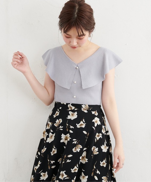 natural couture(ナチュラルクチュール)の「パール釦デザインひらっと衿ニット(ニット/セーター・レディース・アイボリー/ブラック/モカ/サックスブルー・FREE)」の2枚目の写真