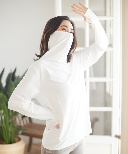 MATCH&more(マッチアンドモア)の「日焼け防止 フェイスカバー付き 長袖Tシャツ 接触冷感 ストレッチ(ゴルフグッズ・レディース・チャコールグレー/ホワイト/ブラック/ラベンダー/ネイビー/グレー/ダークグレー/ベージュ・MEDIUM/LARGE)」の2枚目の写真