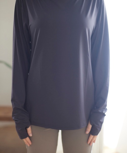 MATCH&more(マッチアンドモア)の「日焼け防止 フェイスカバー付き 長袖Tシャツ 接触冷感 ストレッチ(ゴルフグッズ・レディース・チャコールグレー/ホワイト/ブラック/ラベンダー/ネイビー/グレー/ダークグレー/ベージュ・MEDIUM/LARGE)」の21枚目の写真