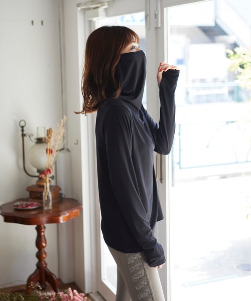 MATCH&more(マッチアンドモア)の「日焼け防止 フェイスカバー付き 長袖Tシャツ 接触冷感 ストレッチ(ゴルフグッズ・レディース・チャコールグレー/ホワイト/ブラック/ラベンダー/ネイビー/グレー/ダークグレー/ベージュ・MEDIUM/LARGE)」の20枚目の写真