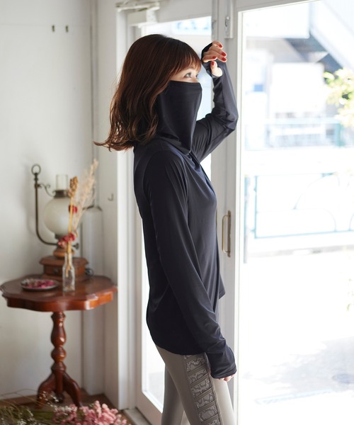 MATCH&more(マッチアンドモア)の「日焼け防止 フェイスカバー付き 長袖Tシャツ 接触冷感 ストレッチ(ゴルフグッズ・レディース・チャコールグレー/ホワイト/ブラック/ラベンダー/ネイビー/グレー/ダークグレー/ベージュ・MEDIUM/LARGE)」の9枚目の写真