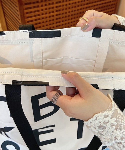 florist（フローリスト）の「【2種展開】【A4収納可】アルファベット肩掛けor手提げキャンバストートバッグ（トートバッグ・レディース・ベージュ系その他2/ベージュ系その他3/ブルー系その他2/ブルー系その他3/ホワイト系その他2/ホワイト系その他3・FREE）」の7枚目の写真