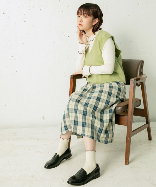 mikke（ミッケ）の「Vネックニットベスト（ベスト・レディース・ベージュ/グリーン・FREE）」の8枚目の写真