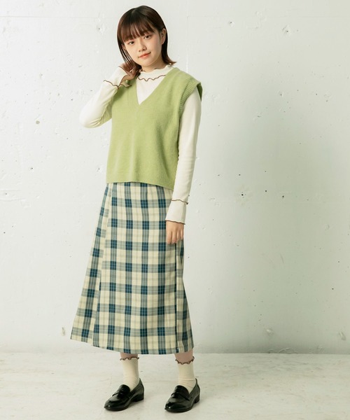 mikke（ミッケ）の「Vネックニットベスト（ベスト・レディース・ベージュ/グリーン・FREE）」の7枚目の写真