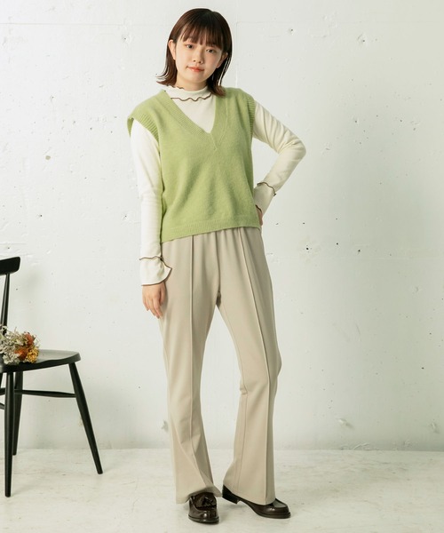 mikke（ミッケ）の「Vネックニットベスト（ベスト・レディース・ベージュ/グリーン・FREE）」の11枚目の写真