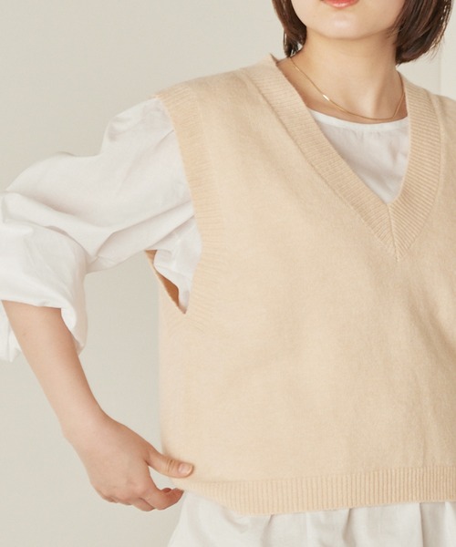 mikke（ミッケ）の「Vネックニットベスト（ベスト・レディース・ベージュ/グリーン・FREE）」の20枚目の写真