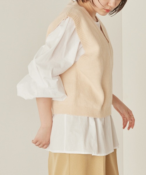 mikke（ミッケ）の「Vネックニットベスト（ベスト・レディース・ベージュ/グリーン・FREE）」の21枚目の写真