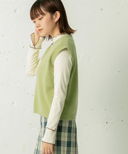 mikke（ミッケ）の「Vネックニットベスト（ベスト・レディース・ベージュ/グリーン・FREE）」の10枚目の写真