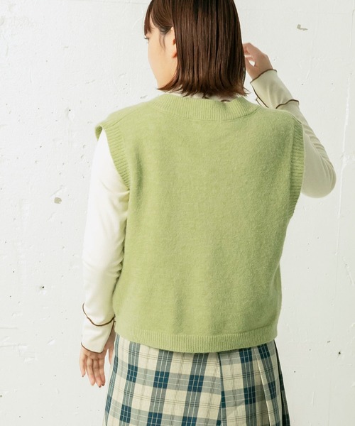 mikke（ミッケ）の「Vネックニットベスト（ベスト・レディース・ベージュ/グリーン・FREE）」の9枚目の写真