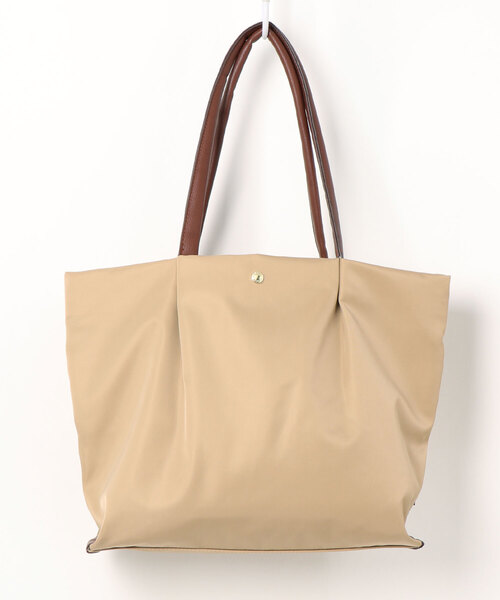 and it_（アンドイット）の「【Legato Largo】撥水微光沢ナイロン PC収納トート（ショルダーバッグ・レディース・ネイビー/ピンクベージュ/ブラック/グレー/ベージュ/ライトブラウン・FREE）」の4枚目の写真