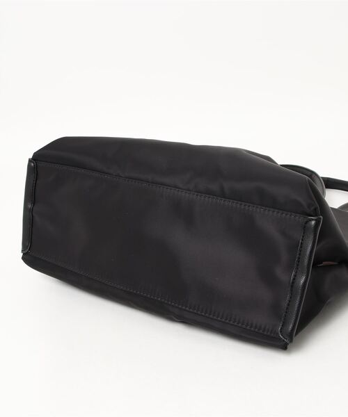 and it_（アンドイット）の「【Legato Largo】撥水微光沢ナイロン PC収納トート（ショルダーバッグ・レディース・ネイビー/ピンクベージュ/ブラック/グレー/ベージュ/ライトブラウン・FREE）」の13枚目の写真